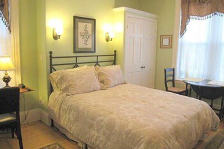 Room 9 of 12