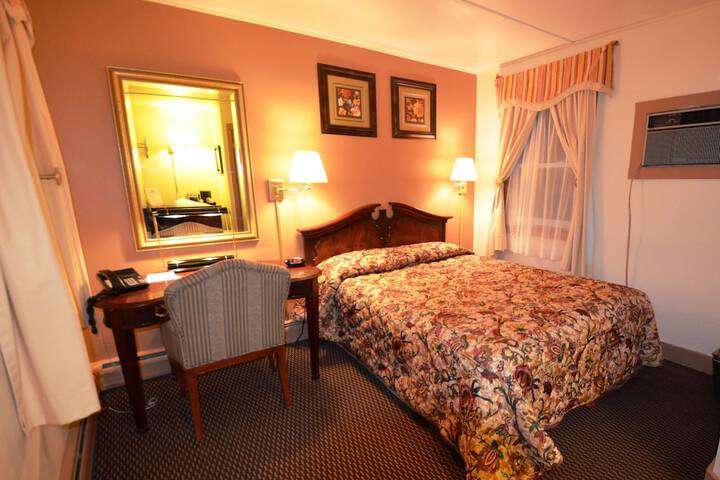 1 Queen Bed (5 of 30)