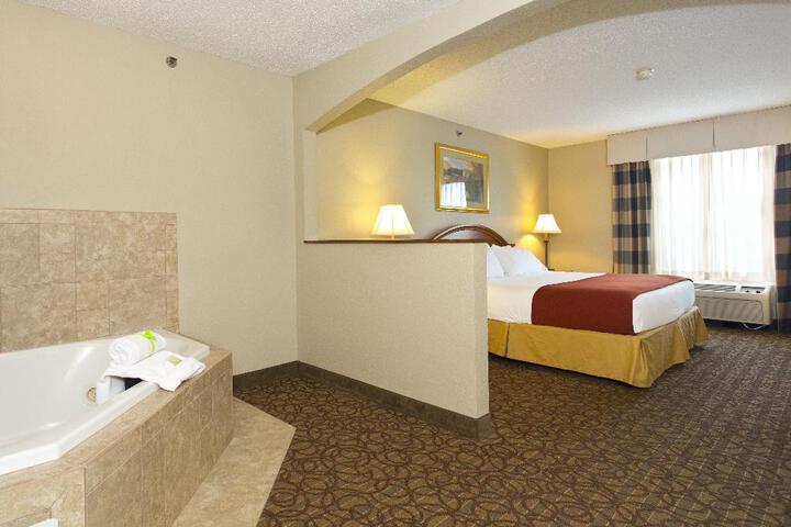 2 Queen Beds (6 of 8)