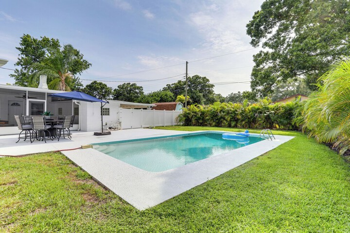 Bright Pinellas Park Getaway w / Private Pool!