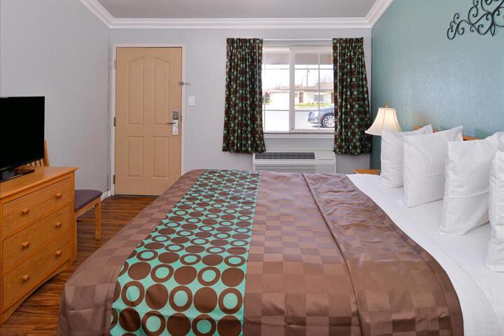 Standard King Bed Accessible (12 of 12)