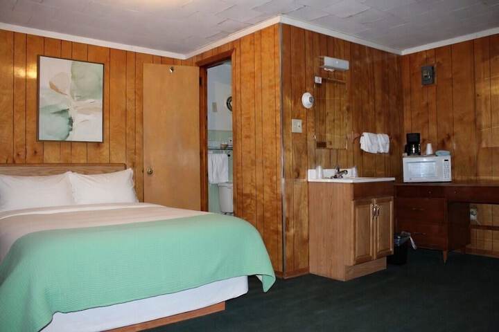 Room 6 of 8