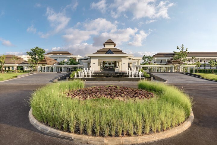 Hotel Exterior 46 of 47