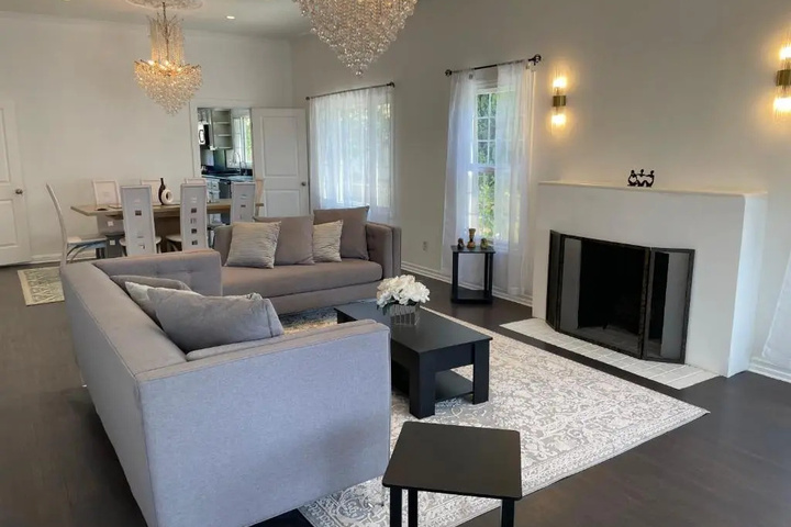 Photo of Contemporary 5 bed- 4 bath Beverly Hills Home