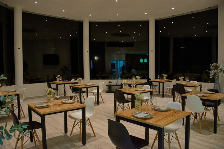 Dining 48 of 77