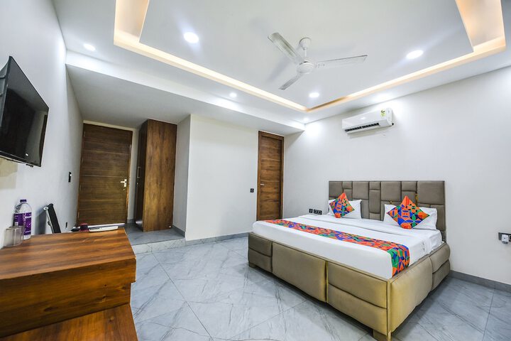Room 11 of 28