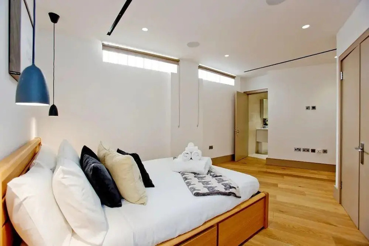 Room 5 of 18