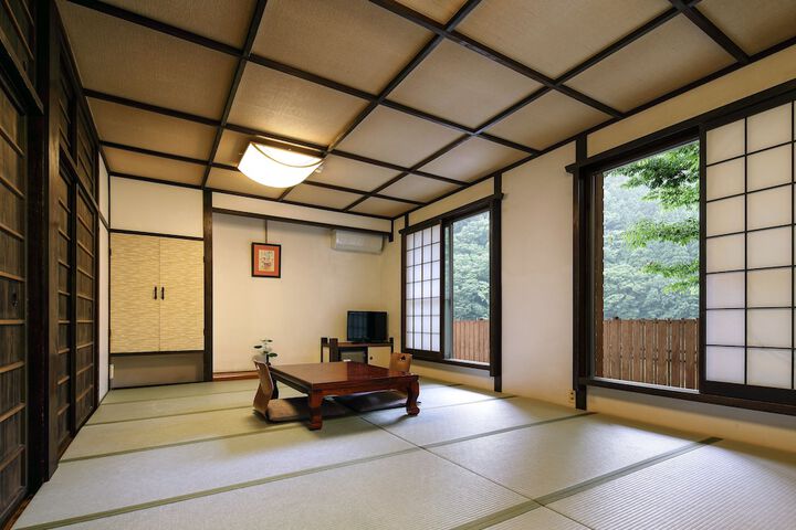 Room 11 of 40