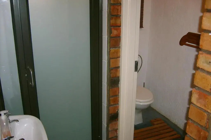 Room 7 of 12