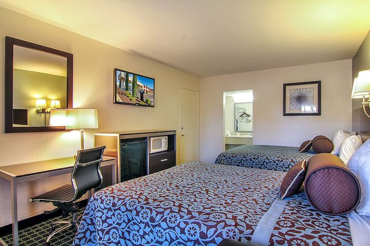 2 Queen Beds (22 of 24)
