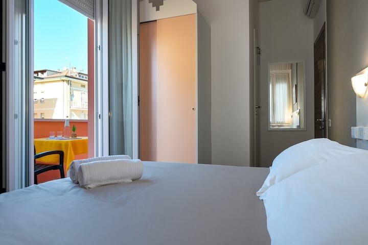 Room 2 of 37