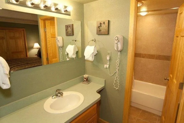 Room 6 of 16