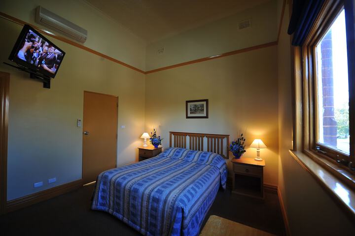 Room 5 of 16
