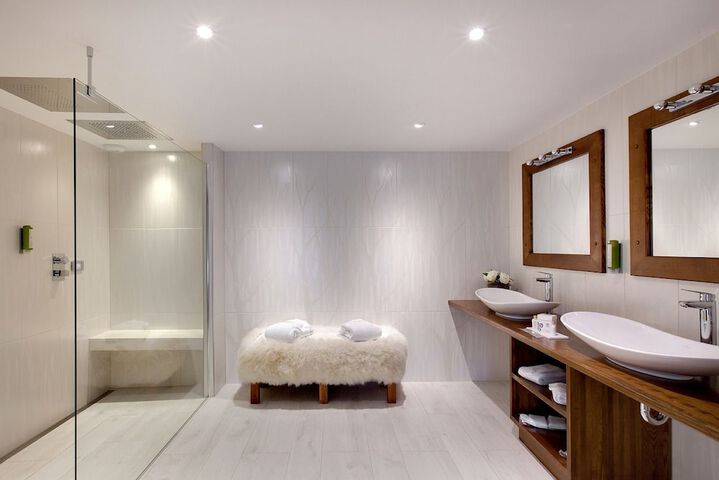 Room 9 of 204