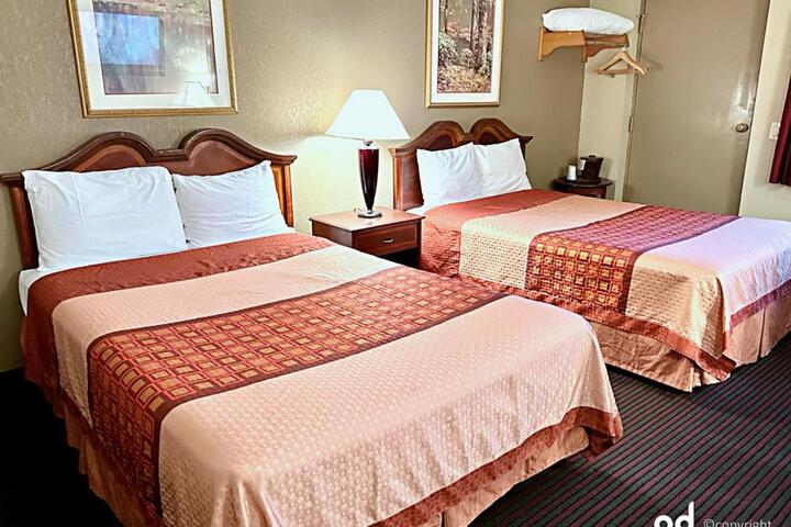 1 Queen Bed (9 of 17)