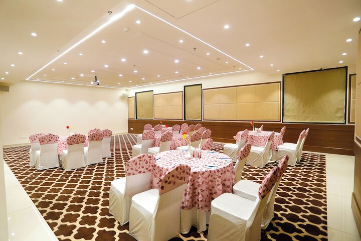 Ballroom/Hall 117 of 121