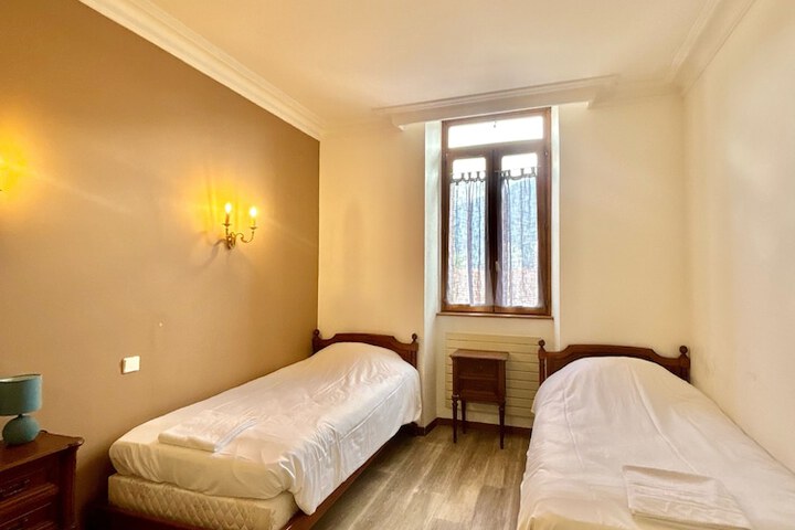 Room 10 of 33