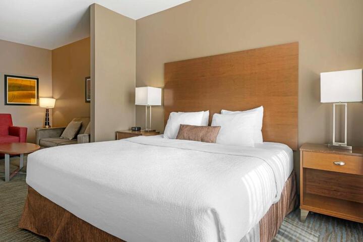 1 King Bed Microwave and Refrigerator WiFi Full Breakfast (2 of 19)