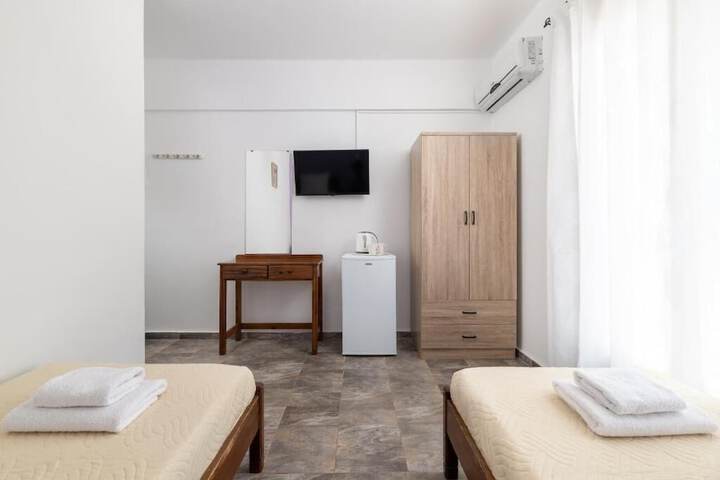 Room 5 of 9