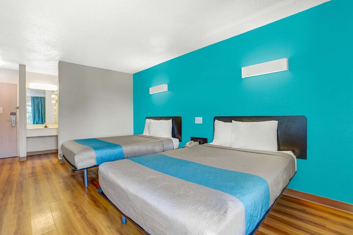 2 Double Beds (12 of 13)