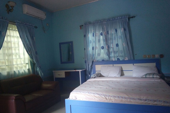 Room 10 of 12