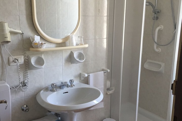Room 8 of 20