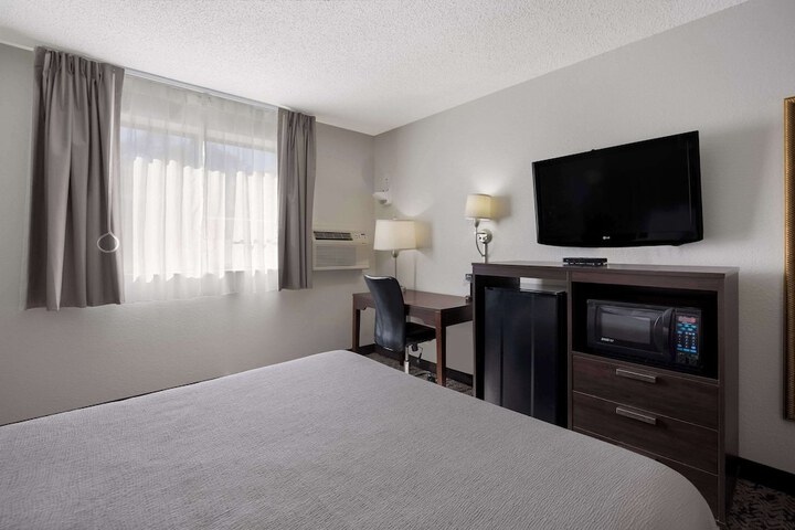 1 Queen Bed Accessible (10 of 13)