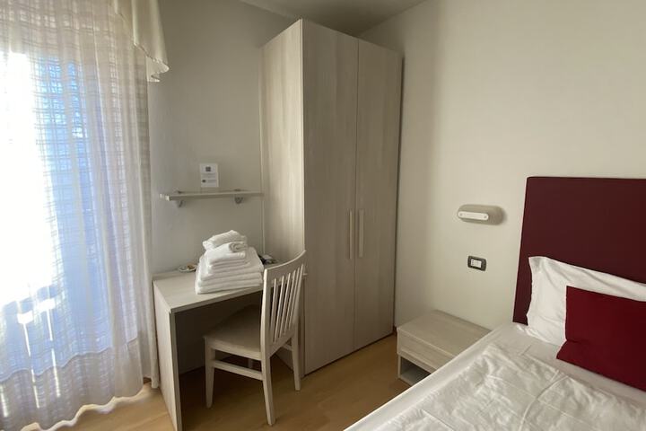 Room 28 of 148