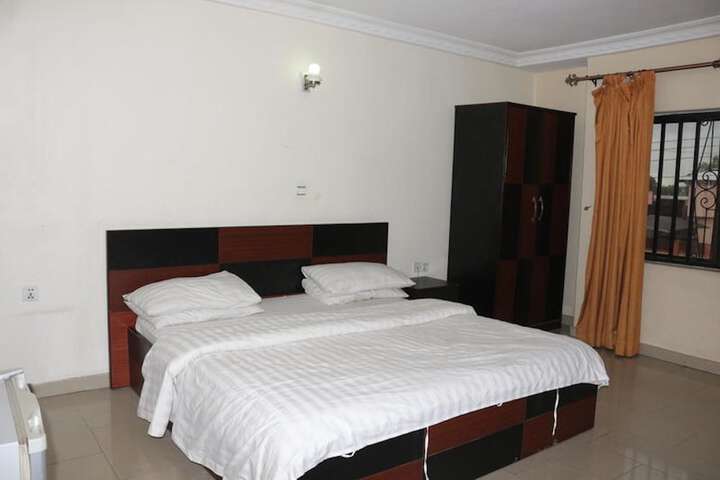 Room 5 of 18