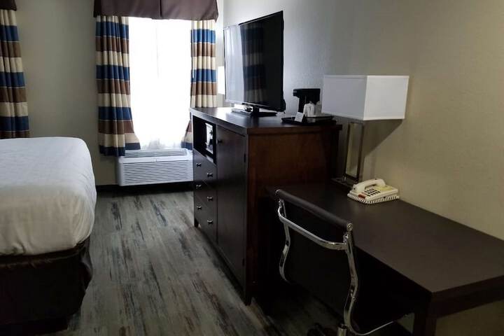 1 Queen Bed Accessible (4 of 7)