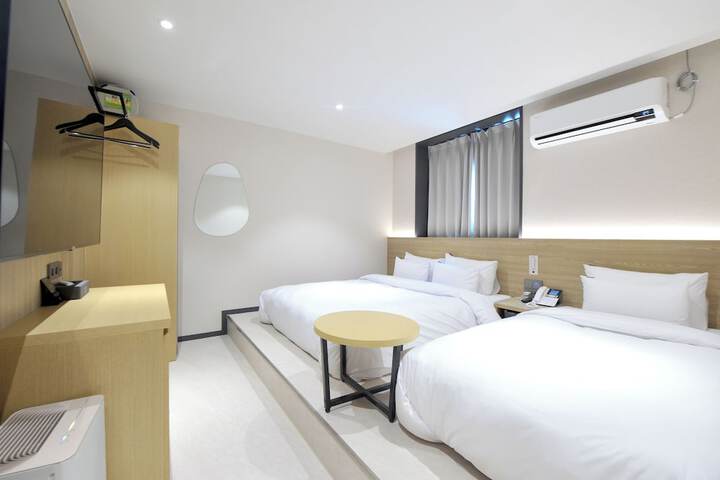 Room 27 of 64