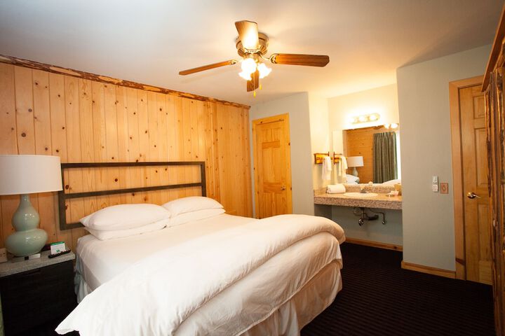Deluxe King Bed (30 of 45)