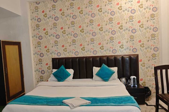Room 2 of 8