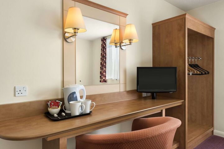 Room 4 of 14