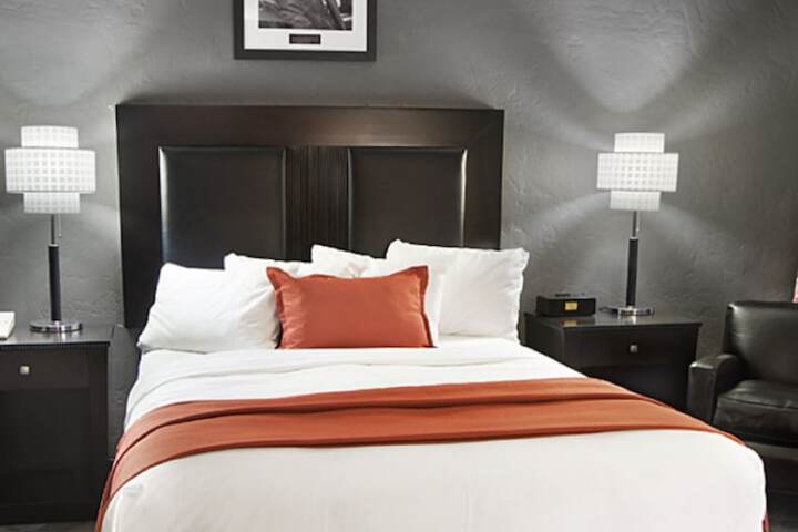 1 Queen Bed (3 of 9)