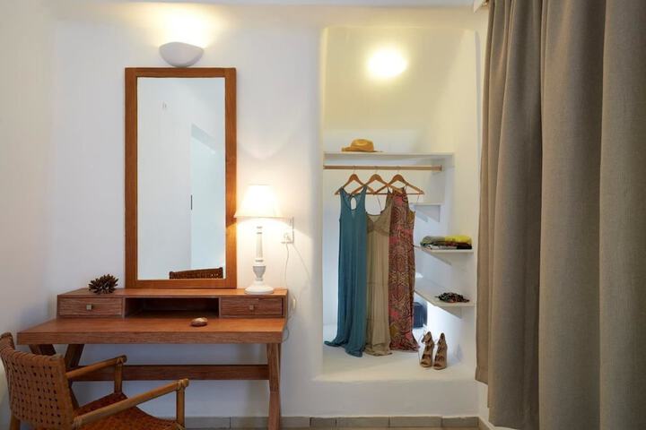 Room 3 of 76