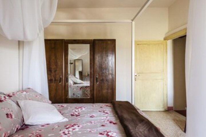 Room 10 of 27