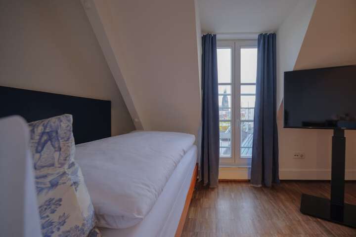 Room 4 of 36