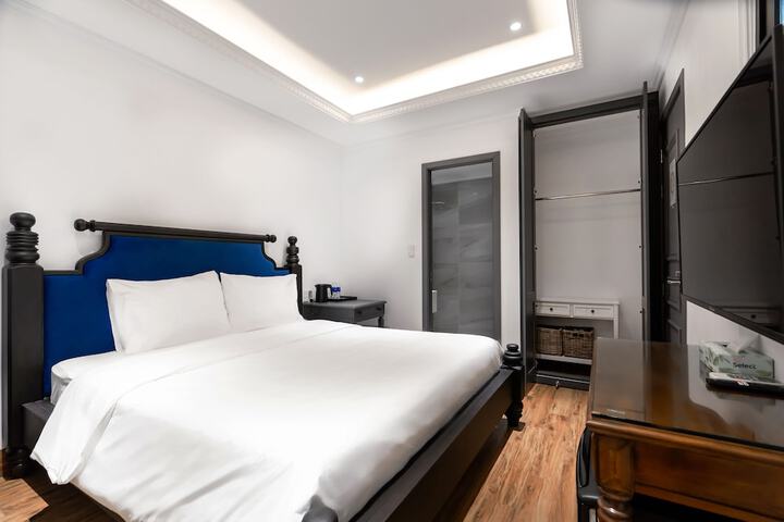Room 6 of 33