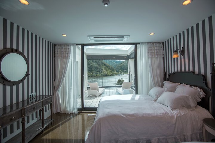 Room 10 of 77