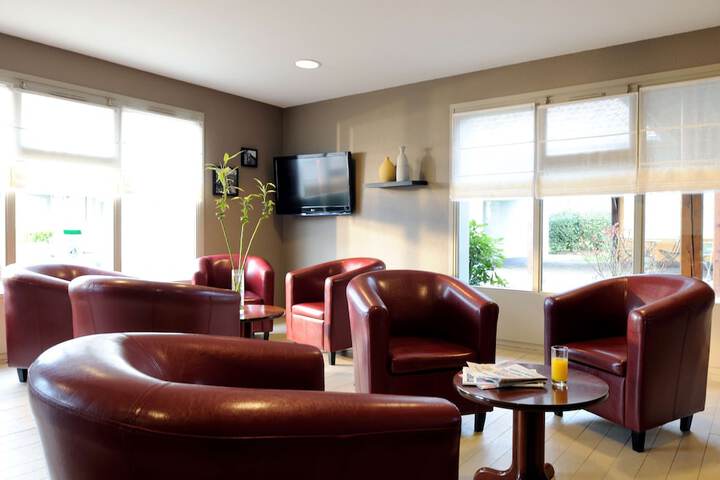 Lounge 29 of 35