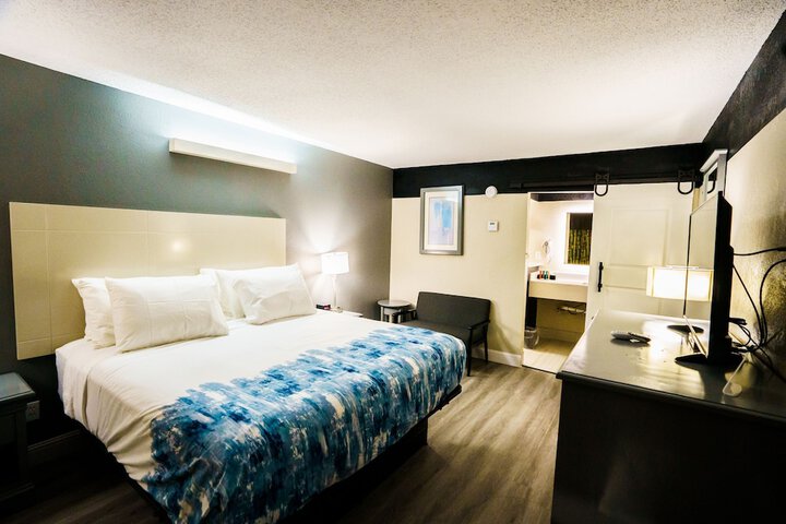 1 King Bed Work Desk Work Space Table and Chairs Microwave and Refrigerator, Coffee and Tea Maker Full Breakfast (12 of 40)