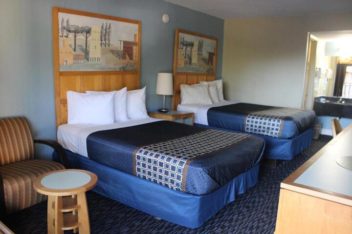 2 Double Beds (14 of 19)