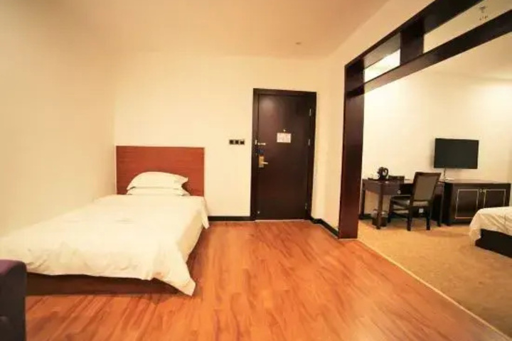 Room 5 of 9