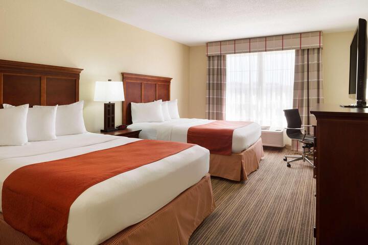 2 Queen Beds (2 of 2)