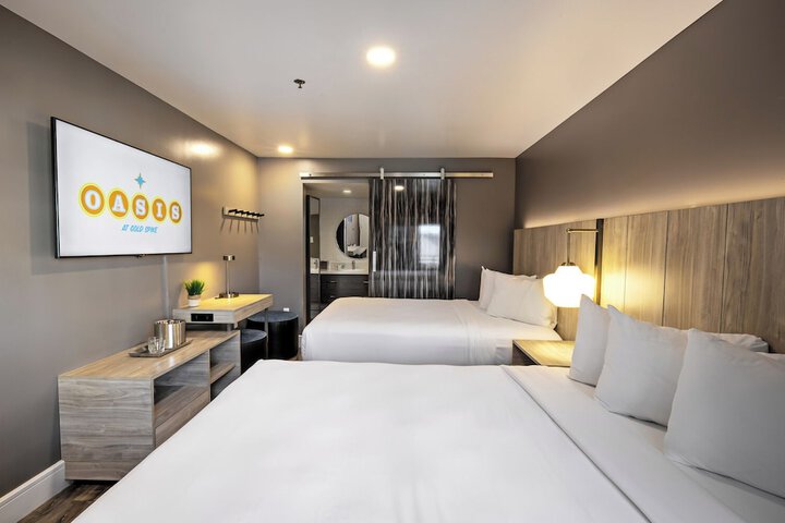 Gold Spike Queen Room 21 and Over (8 of 20)