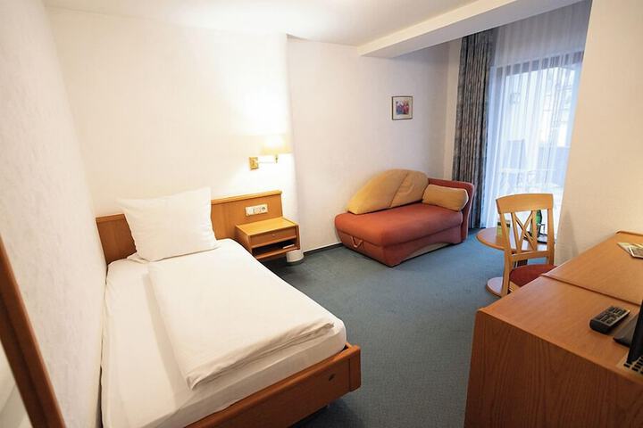 Room 13 of 36