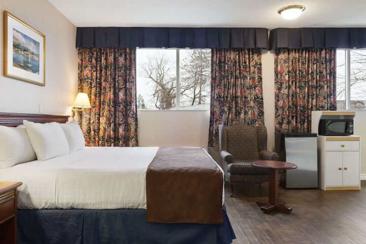 1 King Bed Jetted Tub Large (1 of 9)