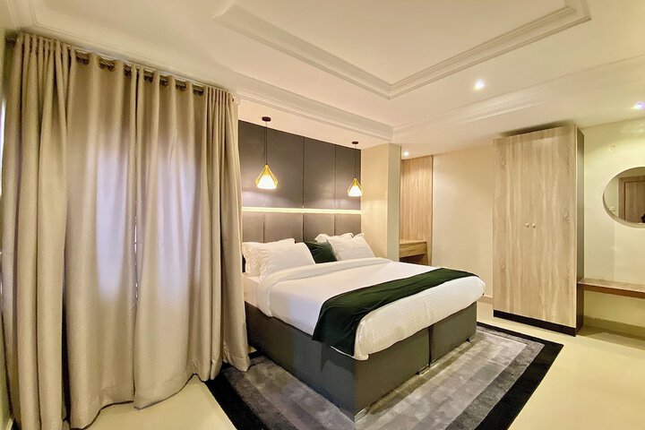 Room 6 of 14