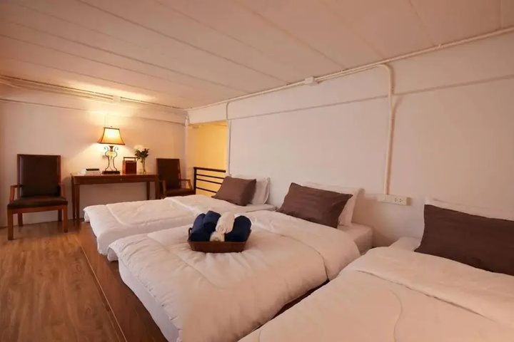 Room 8 of 10